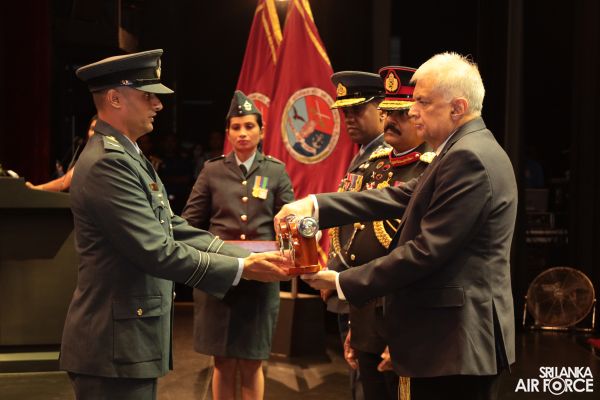 NO 16
DEFENCE SERVICES COMMAND AND STAFF COURSE GRADUATION HELD AT THE NELUM
POKUNA THEATRE