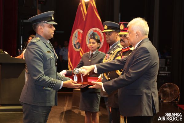 NO 16
DEFENCE SERVICES COMMAND AND STAFF COURSE GRADUATION HELD AT THE NELUM
POKUNA THEATRE