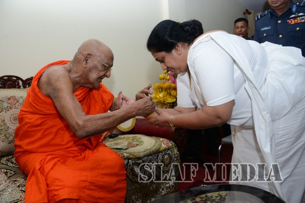Commander visits Temple of the Sacred Tooth