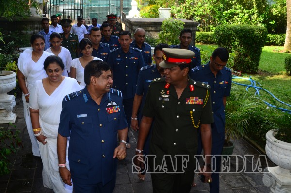 Commander visits Temple of the Sacred Tooth