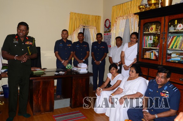 Commander visits Temple of the Sacred Tooth