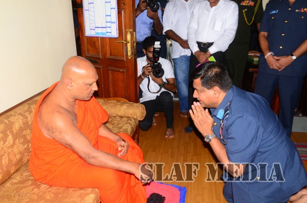 Commander visits Temple of the Sacred Tooth