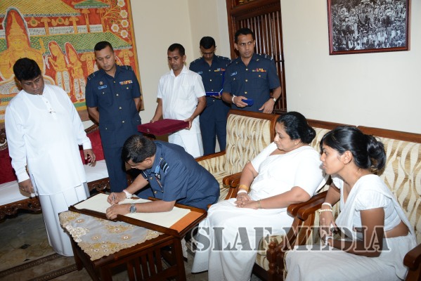 Commander visits Temple of the Sacred Tooth