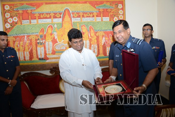 Commander visits Temple of the Sacred Tooth