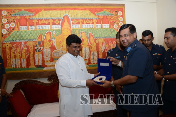 Commander visits Temple of the Sacred Tooth