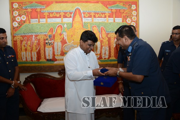 Commander visits Temple of the Sacred Tooth