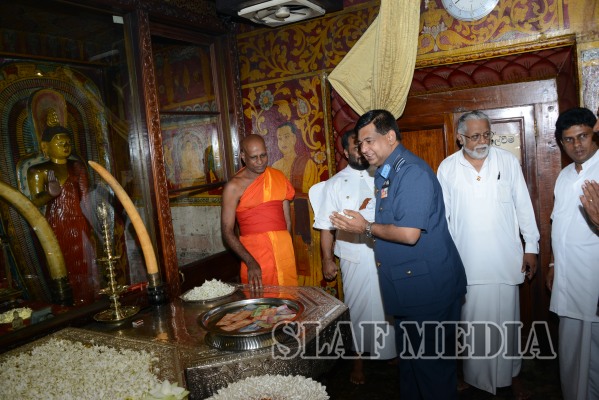 Commander visits Temple of the Sacred Tooth