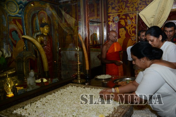 Commander visits Temple of the Sacred Tooth