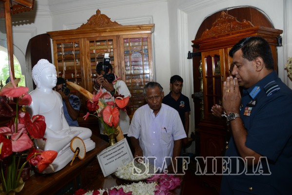 Commander visits Temple of the Sacred Tooth