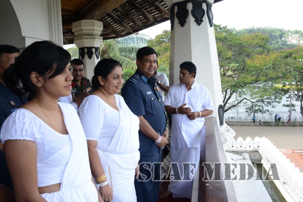 Commander visits Temple of the Sacred Tooth