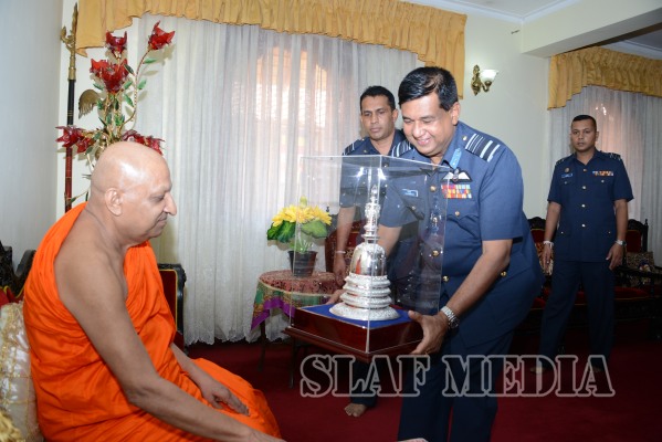 Commander visits Temple of the Sacred Tooth