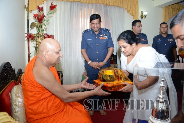 Commander visits Temple of the Sacred Tooth