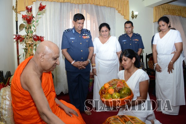 Commander visits Temple of the Sacred Tooth