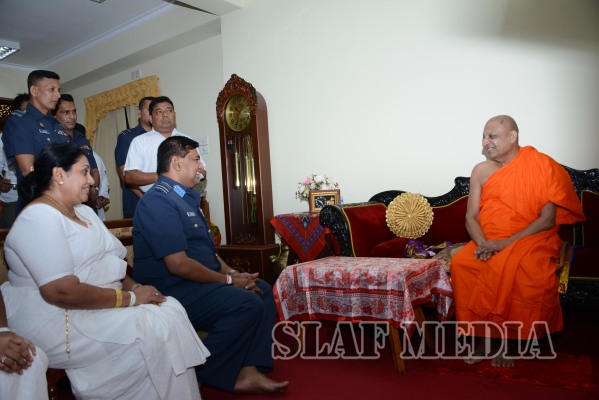 Commander visits Temple of the Sacred Tooth