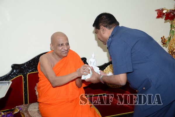 Commander visits Temple of the Sacred Tooth