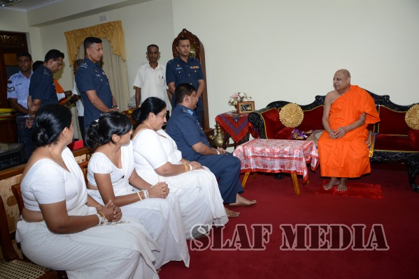 Commander visits Temple of the Sacred Tooth