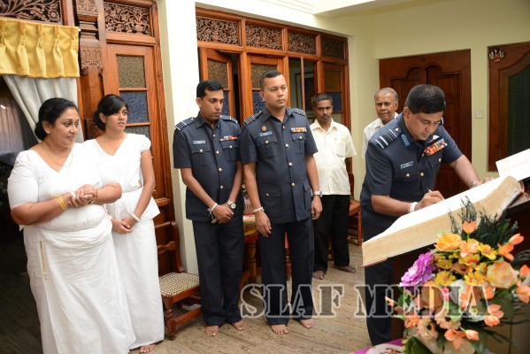Commander visits Temple of the Sacred Tooth
