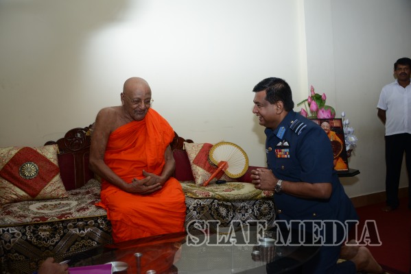 Commander visits Temple of the Sacred Tooth