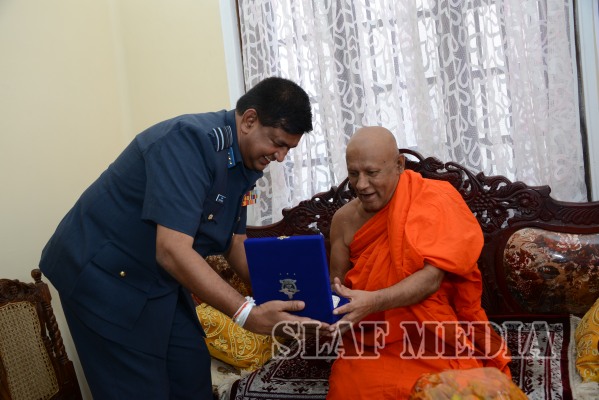 Commander visits Temple of the Sacred Tooth