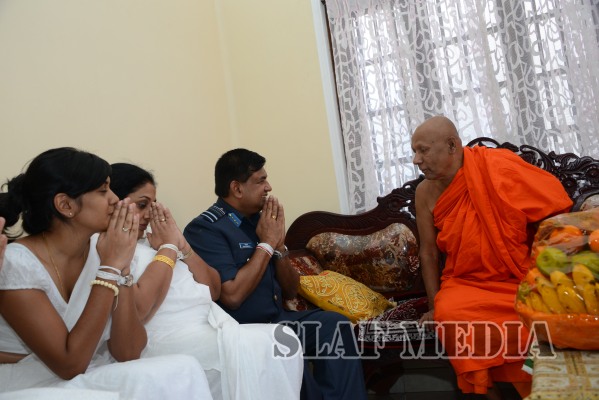 Commander visits Temple of the Sacred Tooth