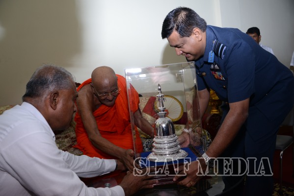 Commander visits Temple of the Sacred Tooth