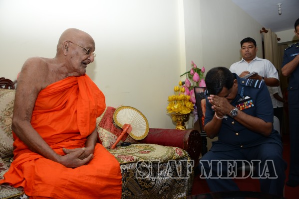 Commander visits Temple of the Sacred Tooth