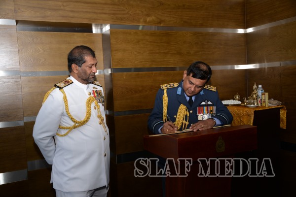 Air Force Commander Calls on Navy Commander