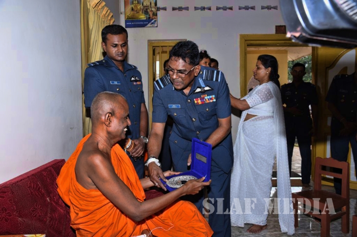 Commander Visits Sri Maha Bodhi