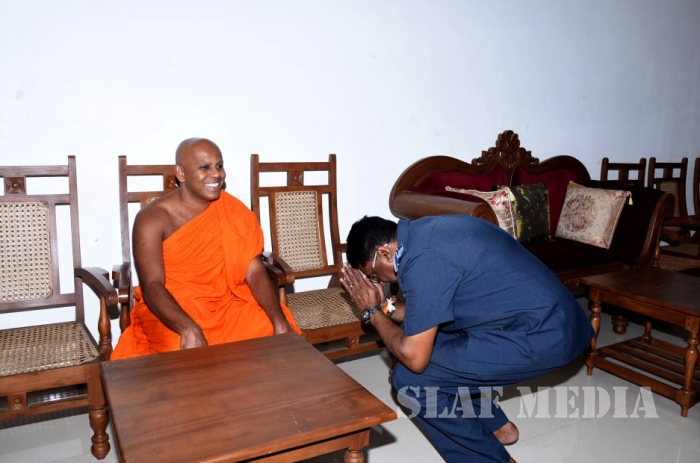 Commander Visits Sri Maha Bodhi