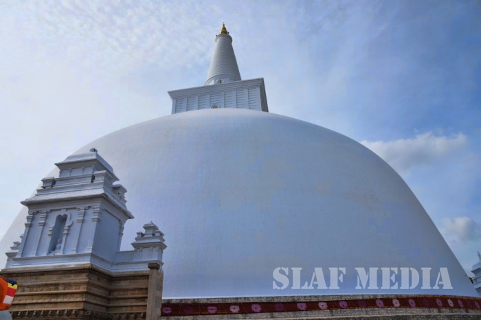 Commander Visits Sri Maha Bodhi
