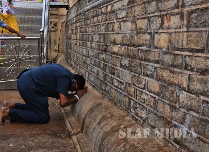 Commander Visits Sri Maha Bodhi