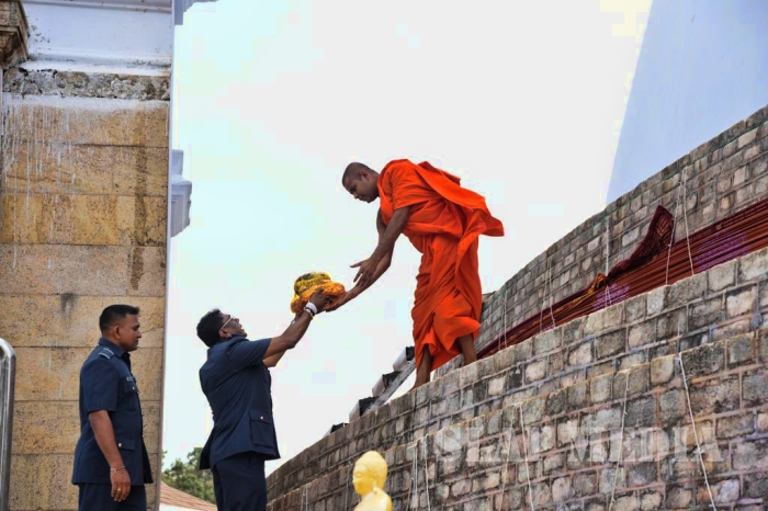 Commander Visits Sri Maha Bodhi