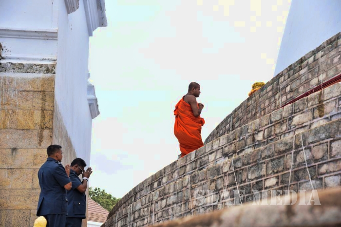Commander Visits Sri Maha Bodhi