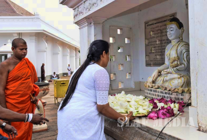 Commander Visits Sri Maha Bodhi