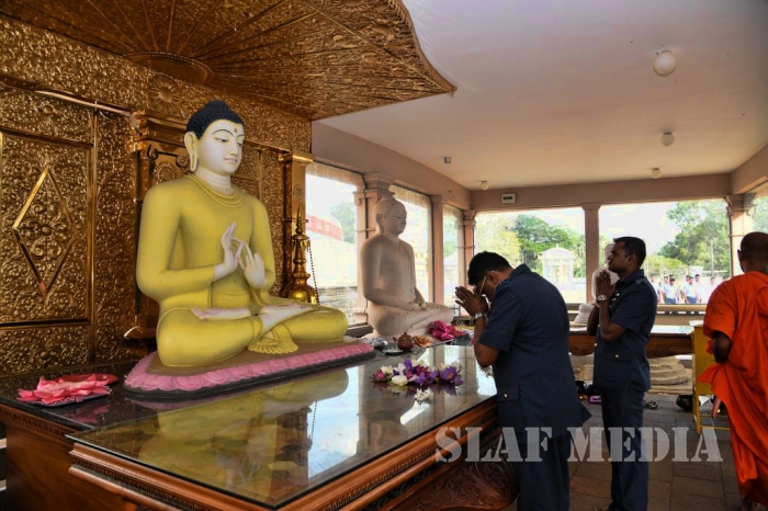 Commander Visits Sri Maha Bodhi