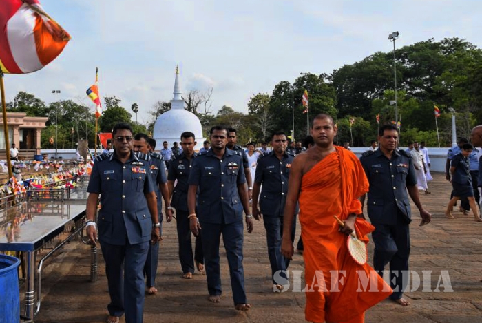 Commander Visits Sri Maha Bodhi
