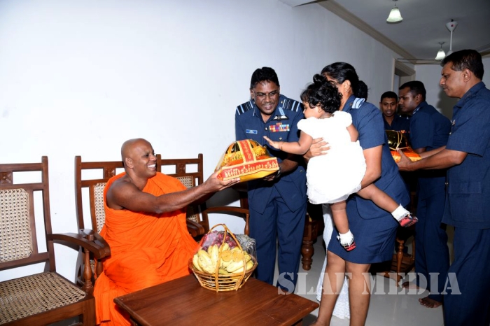 Commander Visits Sri Maha Bodhi
