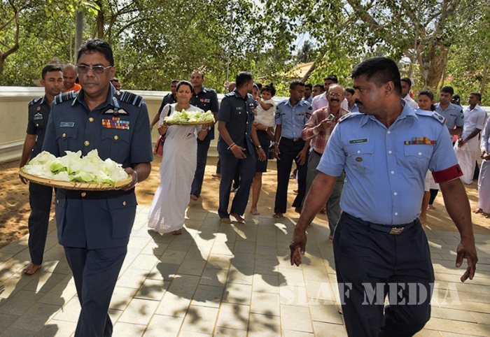 Commander Visits Sri Maha Bodhi