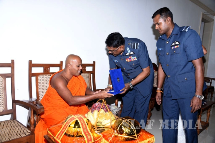 Commander Visits Sri Maha Bodhi