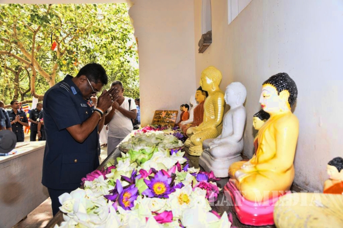 Commander Visits Sri Maha Bodhi