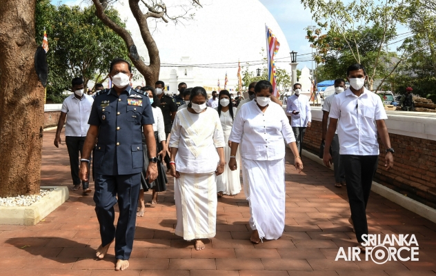 PERIPHERAL 28 BUDDHA STATUES UNVEILED AT SANDAHIRU SEYA AND SACRED RELICS DEPOSITED AT DEEGAWAPIYA STUPA