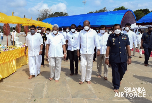 PERIPHERAL 28 BUDDHA STATUES UNVEILED AT SANDAHIRU SEYA AND SACRED RELICS DEPOSITED AT DEEGAWAPIYA STUPA