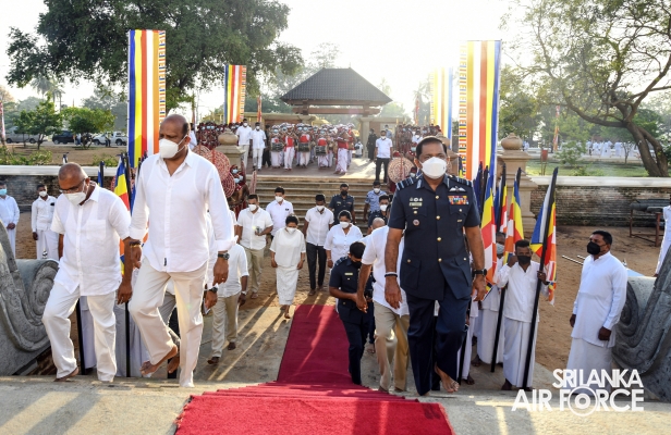 PERIPHERAL 28 BUDDHA STATUES UNVEILED AT SANDAHIRU SEYA AND SACRED RELICS DEPOSITED AT DEEGAWAPIYA STUPA