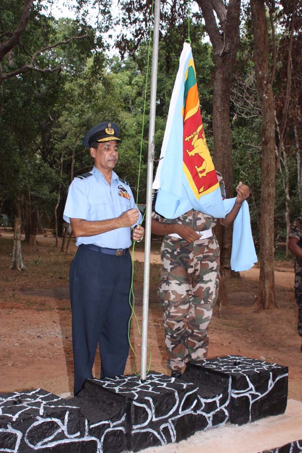 Commander visits SLAF Iranamadu and SLAF Mulaitivu Commander visits slaf Mulaitivu