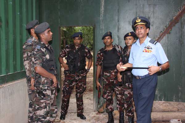 Commander visits SLAF Iranamadu and SLAF Mulaitivu Commander visits slaf Mulaitivu