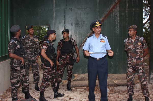 Commander visits SLAF Iranamadu and SLAF Mulaitivu Commander visits slaf Mulaitivu