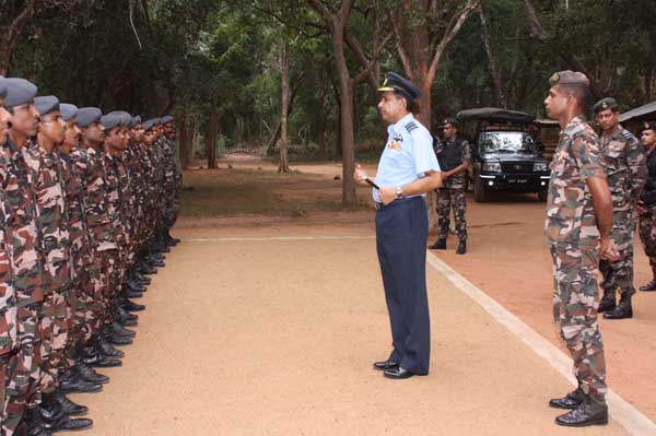 Commander visits SLAF Iranamadu and SLAF Mulaitivu Commander visits slaf Mulaitivu