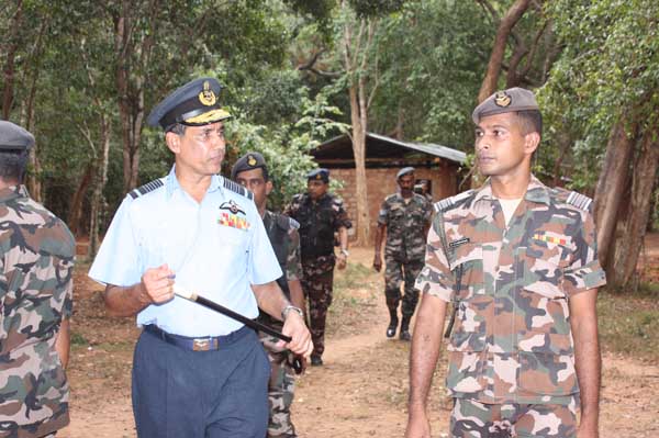Commander visits SLAF Iranamadu and SLAF Mulaitivu Commander visits slaf Mulaitivu