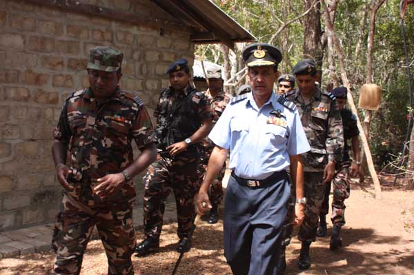 Commander visits SLAF Iranamadu and SLAF Mulaitivu Commander visits slaf iranamadu