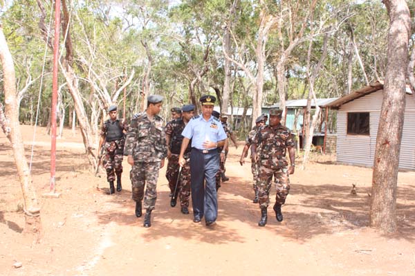 Commander visits SLAF Iranamadu and SLAF Mulaitivu Commander visits slaf iranamadu